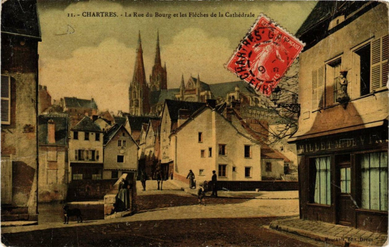 Carte postale ancienne Chartres - La Rue du Bourg et les Fleches de la Cathédrale à Chartres