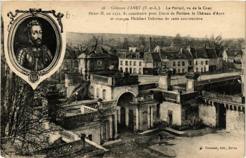 Carte postale ancienne Chateau d'Anet - Le Portail vu de la Cour à Anet