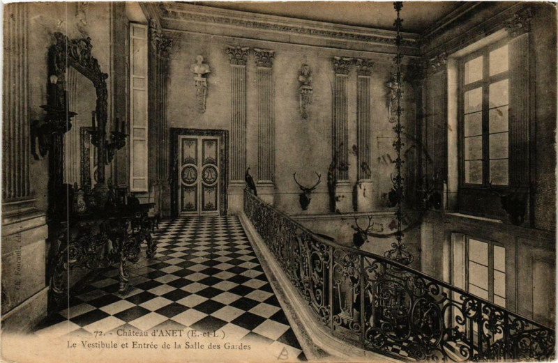 Carte postale ancienne Chateau d'Anet - Le Vestibule et Entrée de la Salle des Gardes à Anet