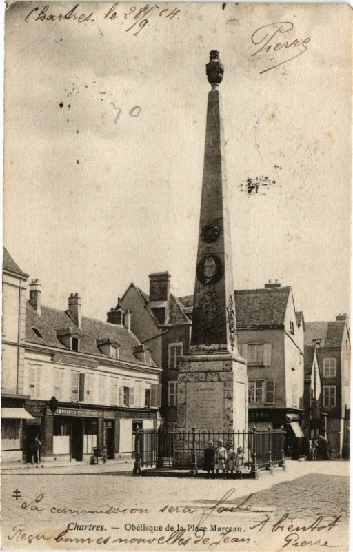 Carte postale ancienne Chartres-Obélisque de la Place Marceau à Chartres