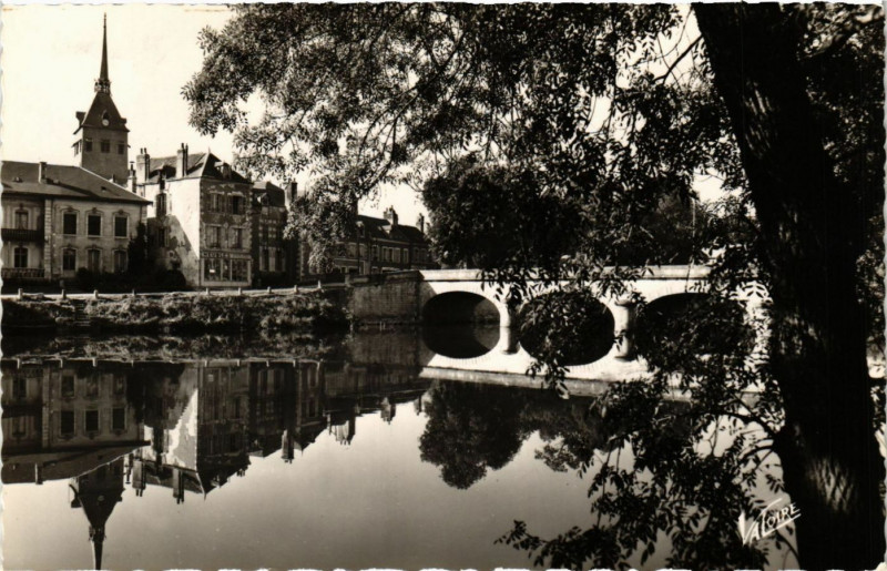 Carte postale ancienne En Sologne . . . - Romorantin - L'Eglise et le pont