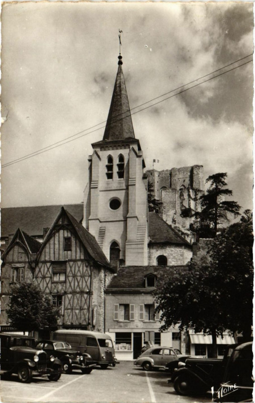 Carte postale ancienne En Touraine. Montrichard - Maisons anciennes Eglise