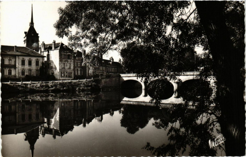Carte postale ancienne En Sologne. . . - Romorantin - L'Eglise et le pont