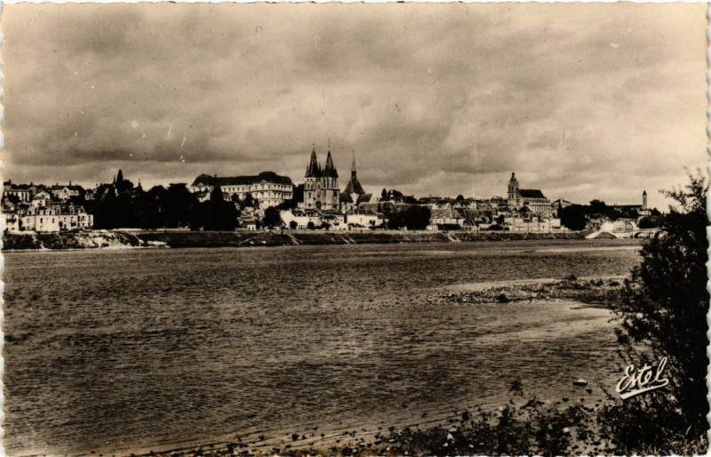 Carte postale ancienne Blois - Vue generale sur la Ville et la Loire - General View on à Blois