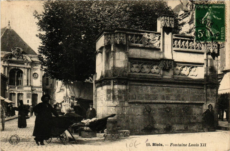 Carte postale ancienne Blois - Fontaine Louis Xii à Blois