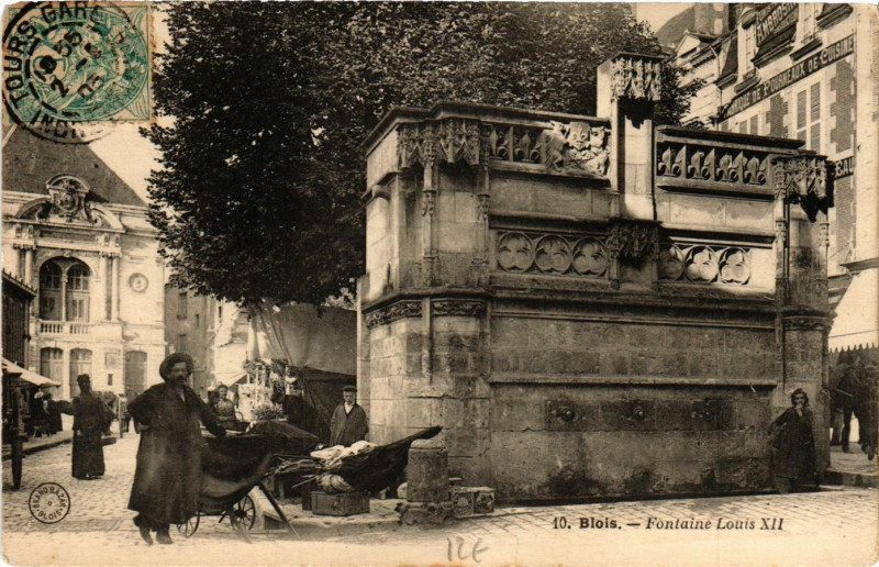 Carte postale ancienne Blois - Fontaine Louis Xii à Blois