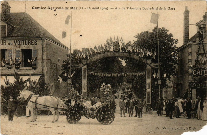 Carte postale ancienne Comice agricole de Mer (15-16 Aout 1909) Arc de Triomphe Boulevard à Mer