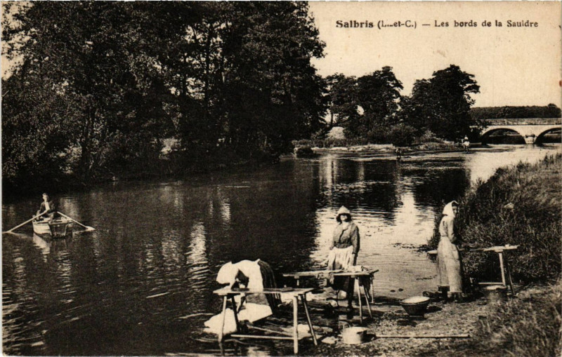 Carte postale ancienne Salbris - Les bords de la Souidre à Salbris