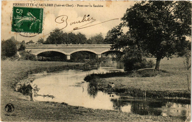 Carte postale ancienne Pierrefitte-sur-Sauldre - Pont sur le Sauldre à Pierrefitte-sur-Sauldre