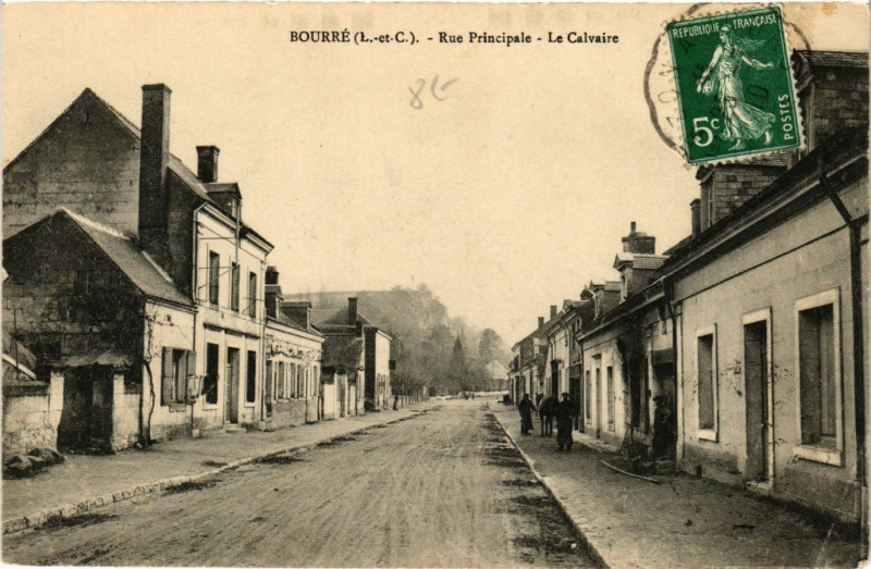 Carte postale ancienne Bourre - Rue Principale - Le Calvaire