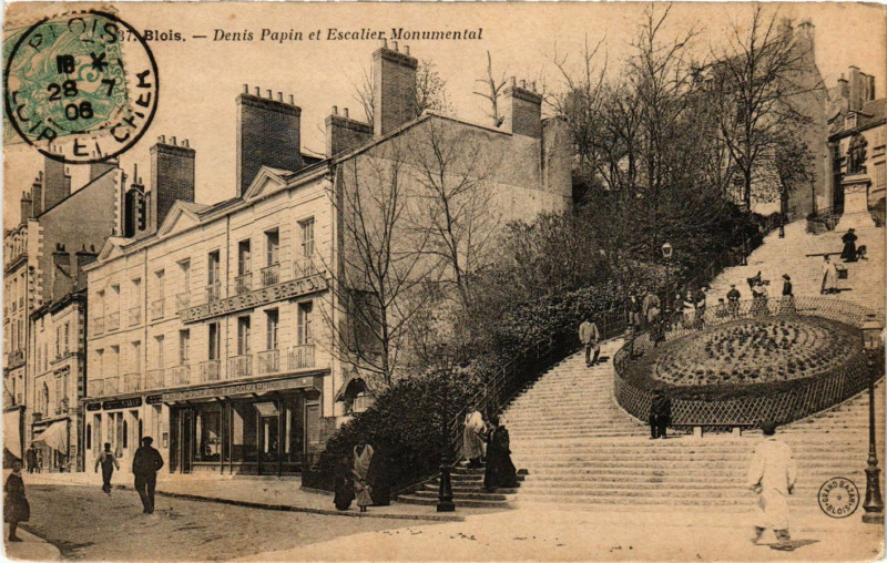 Carte postale ancienne Blois - Denis Papin et Escalier Monumental à Blois