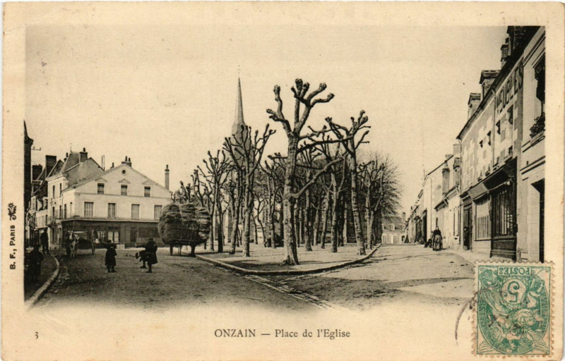 Carte postale ancienne Onzain - Place de l'Eglise