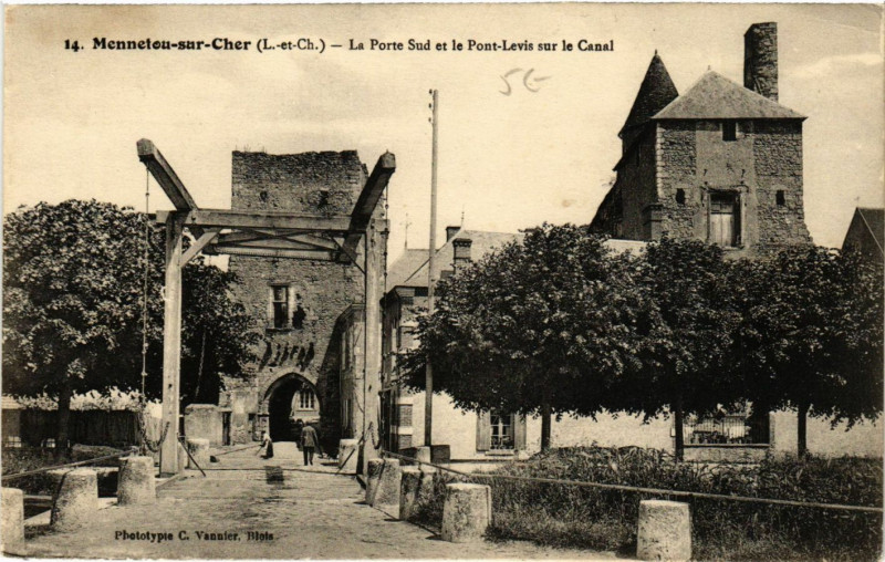 Carte postale ancienne Mennetou-sur-Cher - La Porte Sud et le Pont-Levis sur à Mennetou-sur-Cher