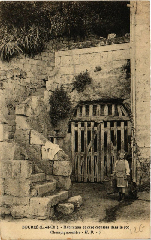 Carte postale ancienne Bourre - Habitation et cave creusées dans le roc -