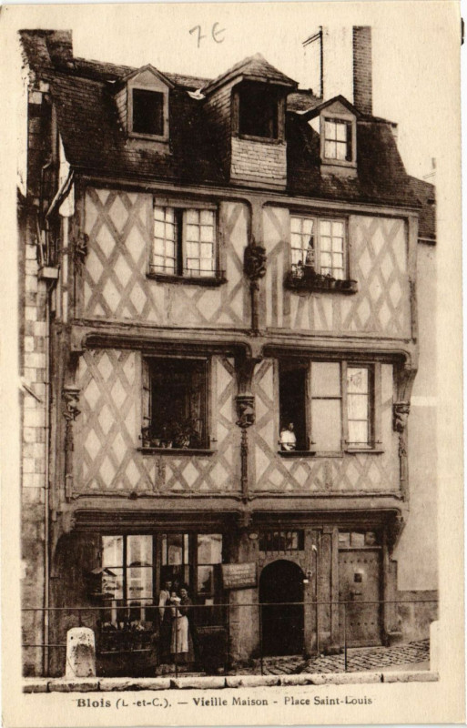Carte postale ancienne Blois - Vieille Maison - Place Sait-Louis à Blois