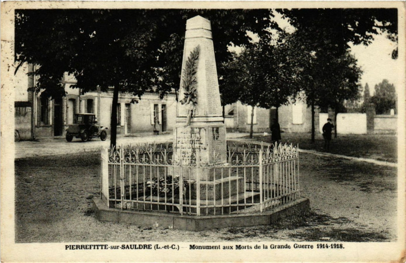 Carte postale ancienne Pierrefitte-sur-Sauldre (L et - C. ) - Monument aux Morts de la à Pierrefitte-sur-Sauldre