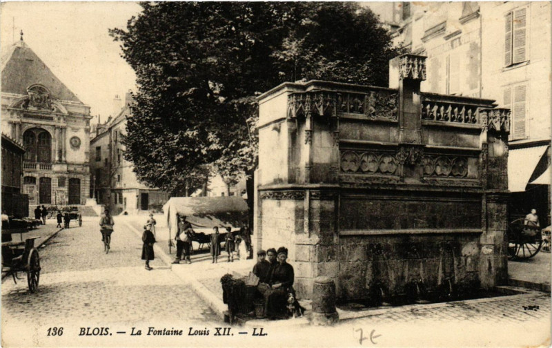 Carte postale ancienne Blois - La Fontaine Louis Xii à Blois