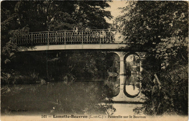 Carte postale ancienne La Motte-Beuvron - Passerelle sur le Beuvron