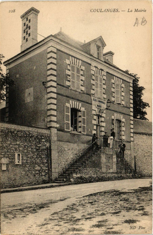 Carte postale ancienne Coulanges - La Mairie