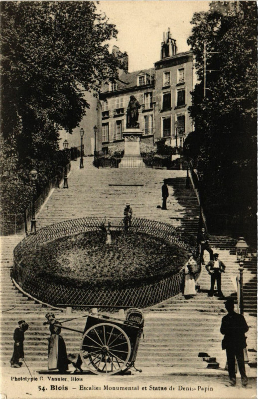 Carte postale ancienne Blois - Escalier Monumental et Statue de Denis-Papin à Blois