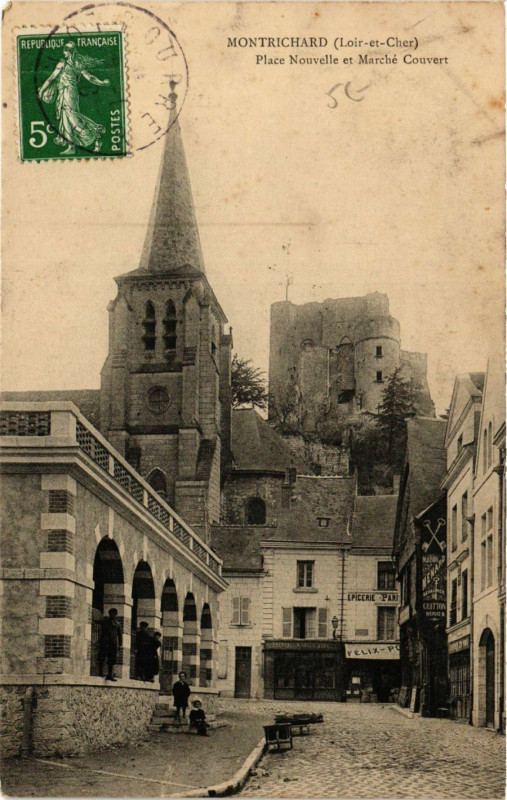 Carte postale ancienne Montrichard - Place Nouvelle et Marche Couvert