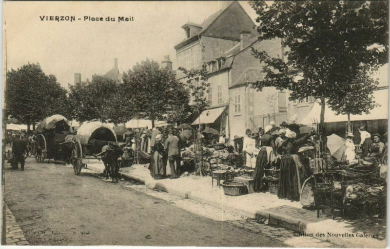 Carte postale ancienne Vierzon Place du Mail Marche Market à Vierzon