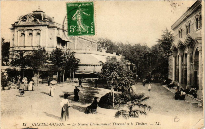 Carte postale ancienne Chatel-Guyon Le Nouvel Etabl. Thermal et le Théatre à Châtel-Guyon