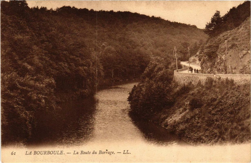 Carte postale ancienne La Bourboule La route du Barrage à La Bourboule