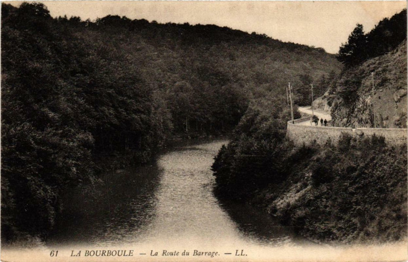 Carte postale ancienne La Bourboule La Route du Barrage à La Bourboule