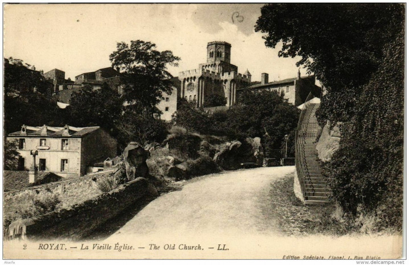 Carte postale ancienne Royat La vieille Eglise à Royat
