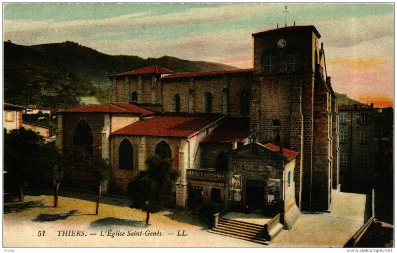 Carte postale ancienne Thiers L'Eglise Saint-Genés à Thiers