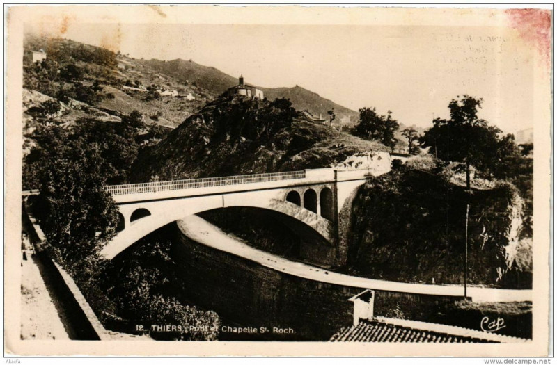 Carte postale ancienne Thiers Pont et Chapelle Saint-Roch à Thiers