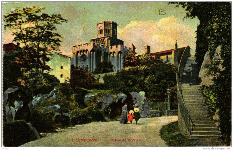 Carte postale ancienne Royat Eglise de Royat à Royat
