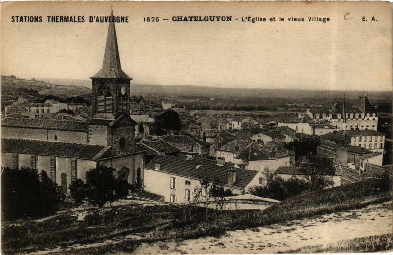 Carte postale ancienne Chatel-Guyon L'Eglise et le vieux Village à Châtel-Guyon