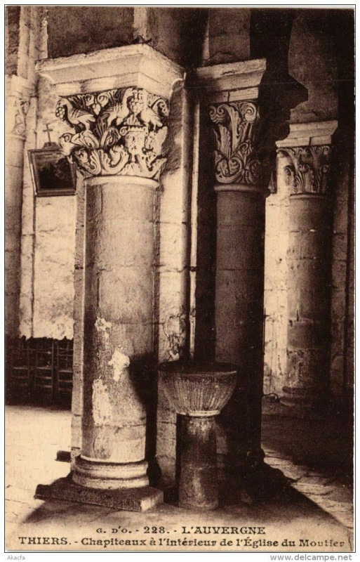 Carte postale ancienne Thiers Chapiteaux a l'interieur de l'Eglise du Moutier à Thiers