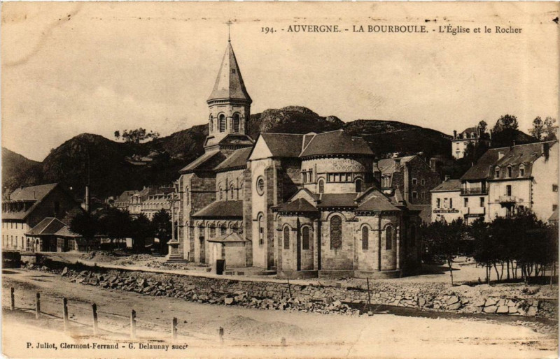 Carte postale ancienne La Bourboule L'Eglise et le Rocher à La Bourboule