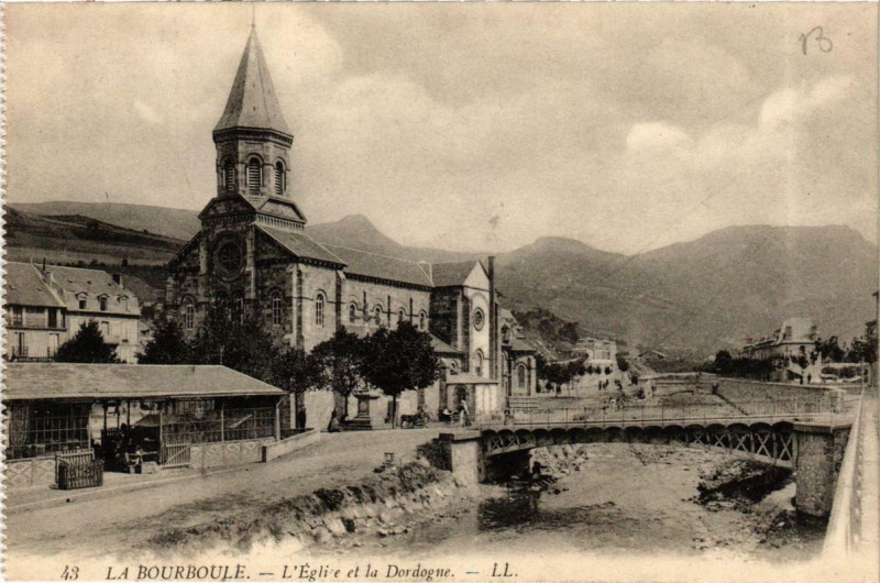 Carte postale ancienne La Bourboule L'Eglise et la Dordogne à La Bourboule