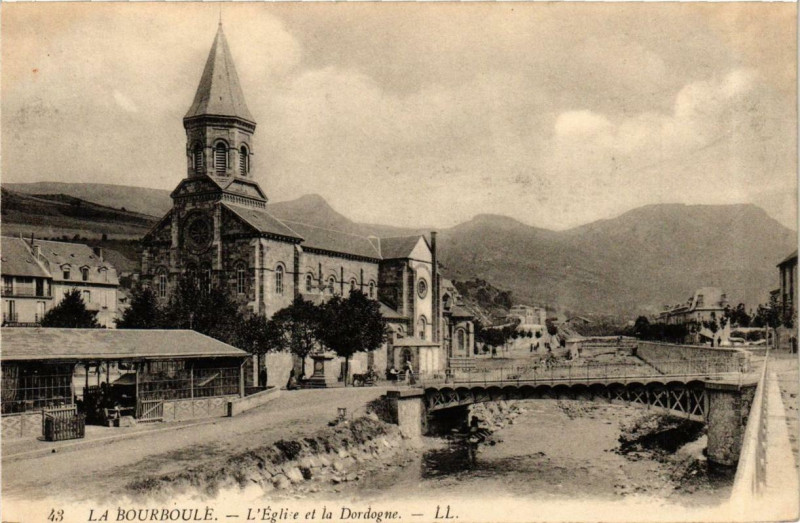 Carte postale ancienne La Bourboule L'Eglise et la Dordogne à La Bourboule