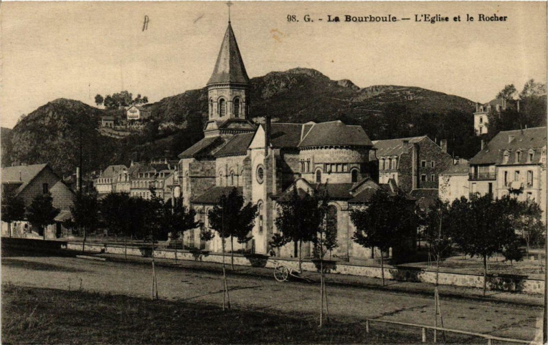 Carte postale ancienne La Bourboule L'Eglise et le Rocher à La Bourboule