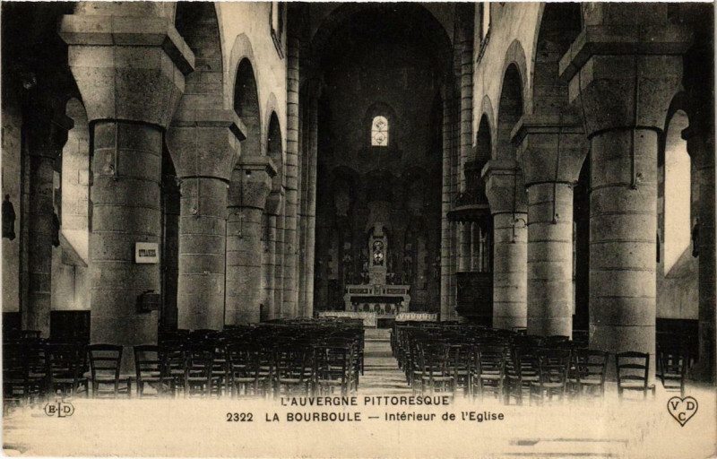 Carte postale ancienne La Bourboule Intérieur de l'Eglise à La Bourboule