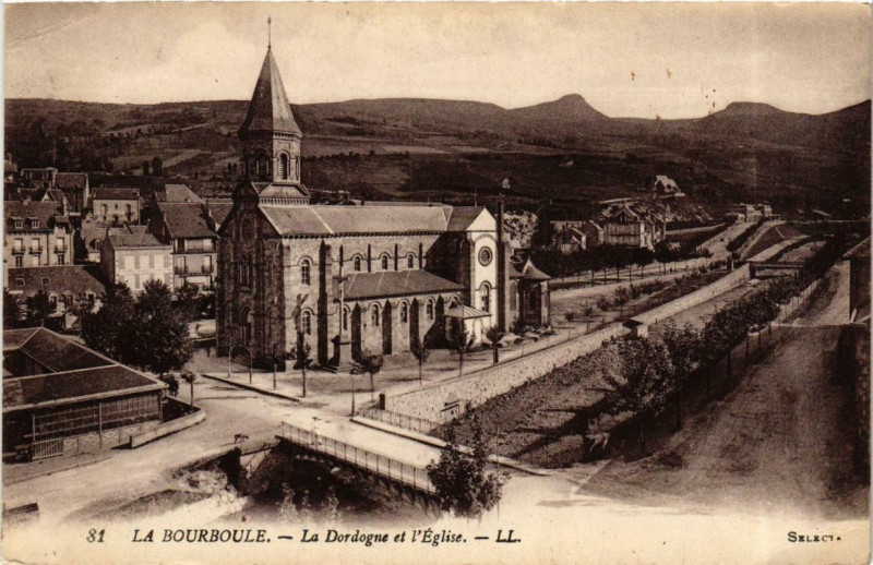 Carte postale ancienne La Bourboule La Dordogne et l'Eglise à La Bourboule
