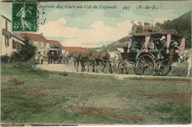 Carte postale ancienne Arrivée des chars au Col de Ceyssat à Ceyssat