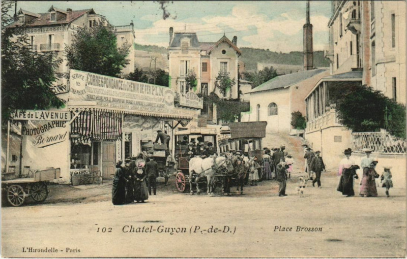 Carte postale ancienne Chatel-Guyon Place Brosson à Châtel-Guyon