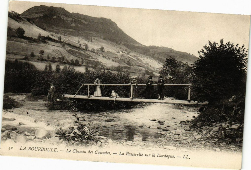 Carte postale ancienne La Bourboule- Le Chemin des Cascades -La Passerelle sur la Dorlogne à La Bourboule