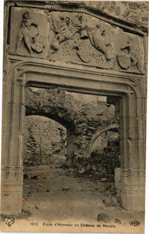 Carte postale ancienne Porte d'Honneur du Chateau de Murols à Murol
