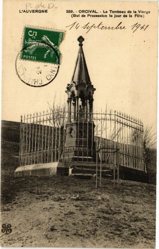 Carte postale ancienne Orcival - Le Tombeau de la Vierge (But de Procession le jour de la à Orcival