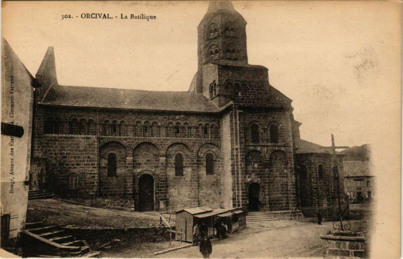 Carte postale ancienne Orcival - La Basilique à Orcival