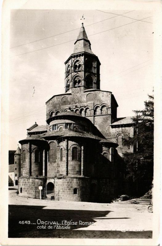 Carte postale ancienne Orcival - L'Eglise Romane cote de l'Abside à Orcival