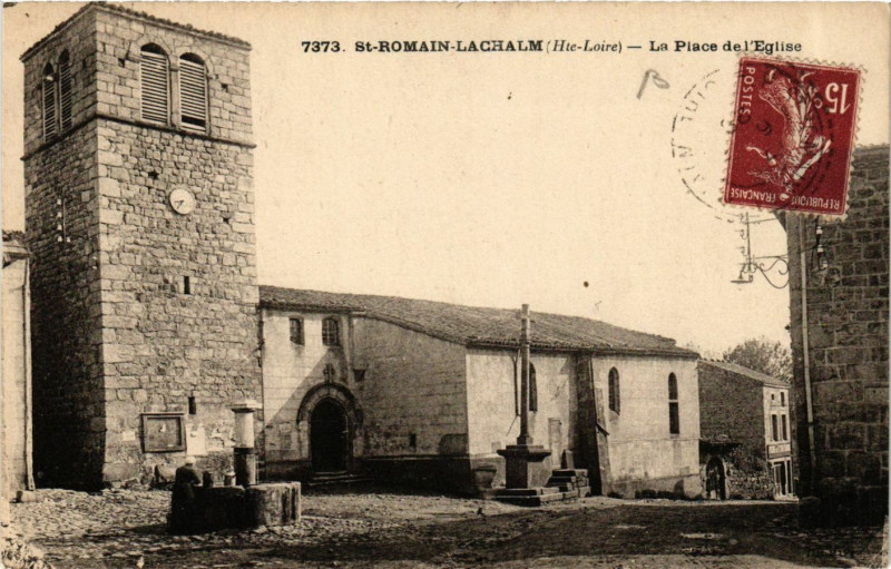 Carte postale ancienne Saint-Romain-Lachalm - La Place de l'Eglise à Saint-Romain-Lachalm