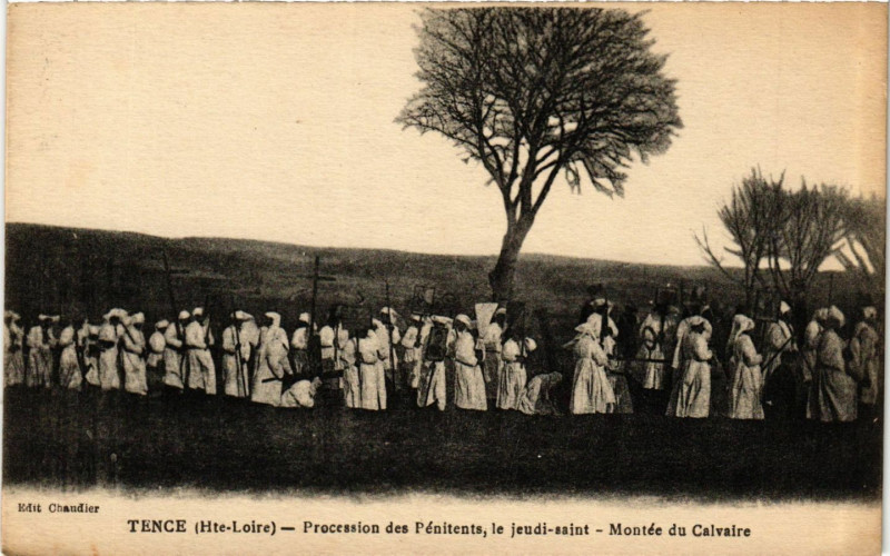 Carte postale ancienne Tence - Procession des Penitents le Jeudi-St - Montée à Tence